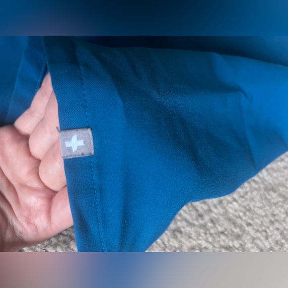 FIGS- (L)Catarina One-Pocket Scrub Top-Alps Blue - Picture 5 of 8